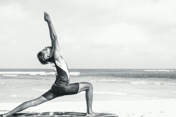 Homme pratiquant un enchaînement fluide de Yoga Vinyasa