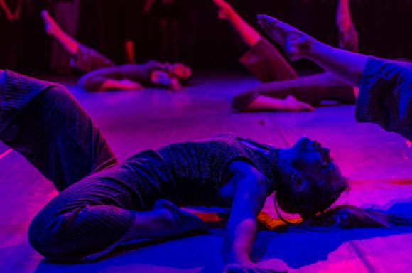 Séquence de mouvement créatif lors d'un cours de yoga art danse