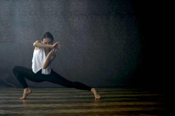 Femme pratiquant une posture fluide de yoga art danse
